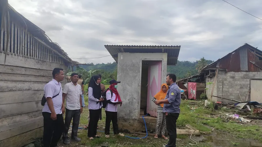 Verifikasi fasilitas sanitasi bersama tim lapangan